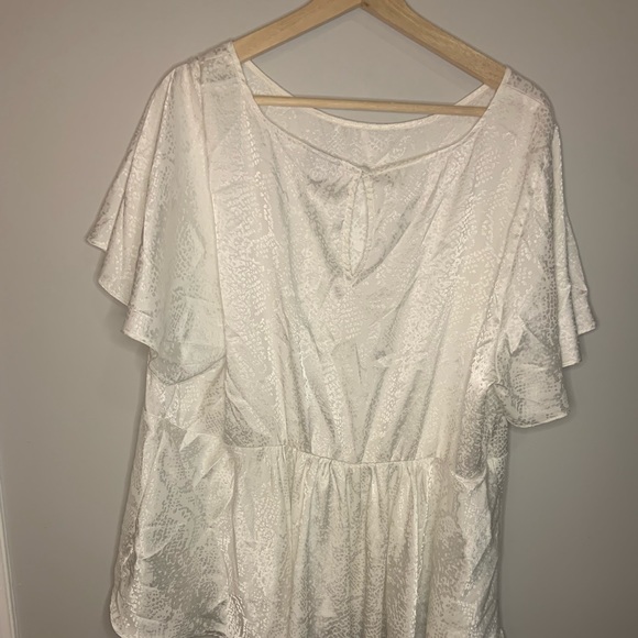 3/20$ Torrid size 3 white “snake skin” embossed blouse. - Picture 2 of 5